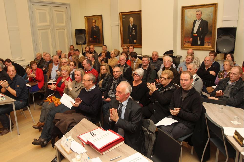 Veel volk op de installatievergadering van de nieuwe gemeenteraad in januari 2013.