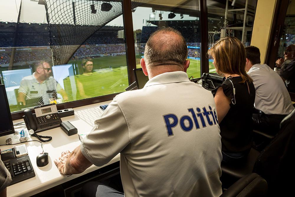Hoe de politie 30.000 uitzinnige fans onder controle houdt