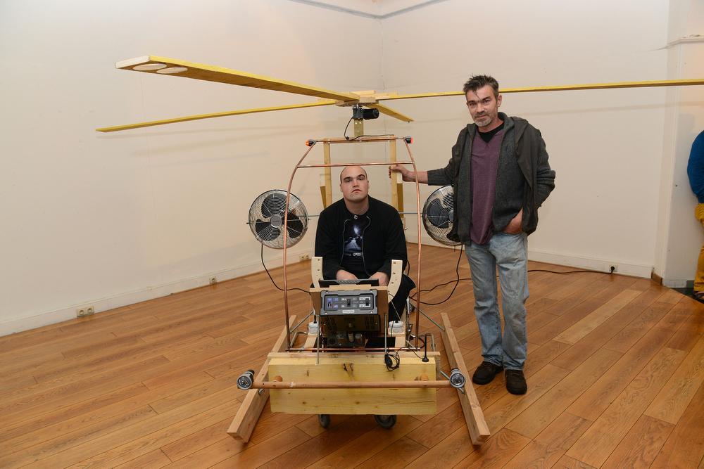 Tony Coopman van Kunstwerkplaats de Zandberg en de Franse kunstenaar Stéphane Cauchy bouwden een helikopter voor de tentoonstelling.