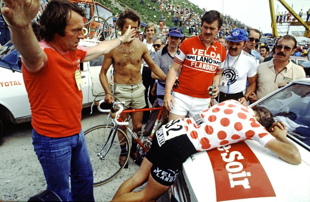 In de Ronde van Frankrijk 1978 komt Michel Pollentier als eerste aan op l'Alpe d'Huez. Uitgeput wordt hij opgevangen door zijn ploegleider Fred de Bruyne. Bij de dopingcontrole wordt hij betrapt op een 'peerke' urine onder zijn oksel en wordt gediskwalificeerd.