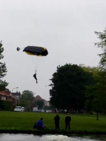 VIDEO: Waaghals springt met parachute van kraan in Kortrijk