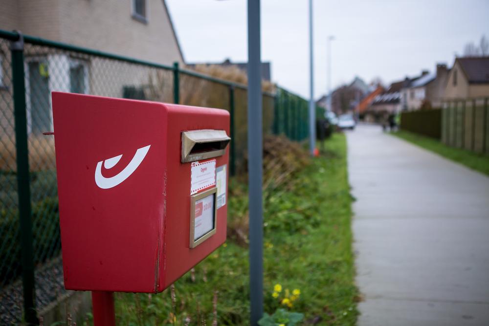 Bpost is volop rode brievenbussen aan het wegnemen.