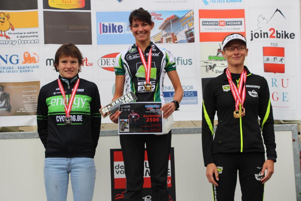 Leen Vanden Daelen wint bij de dames in triatlon.