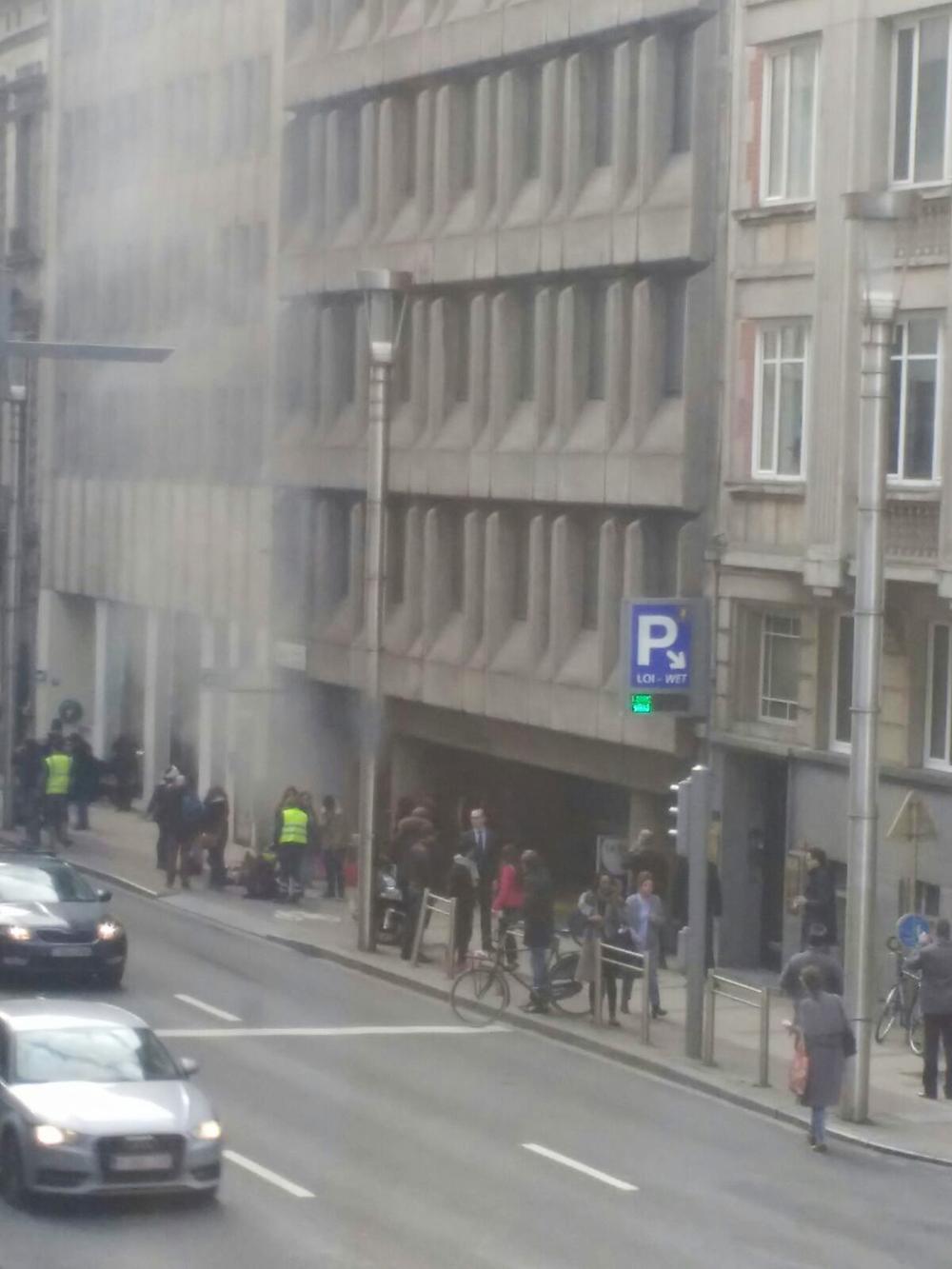 Een van de eerste beelden na de ontploffing in Maalbeek. De rook komt uit het metrostation. (Foto Belga)