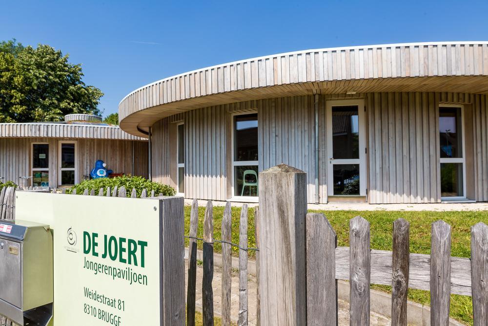 Onder meer het jongerenpaviljoen De Joert is gemaakt met eigen hout.