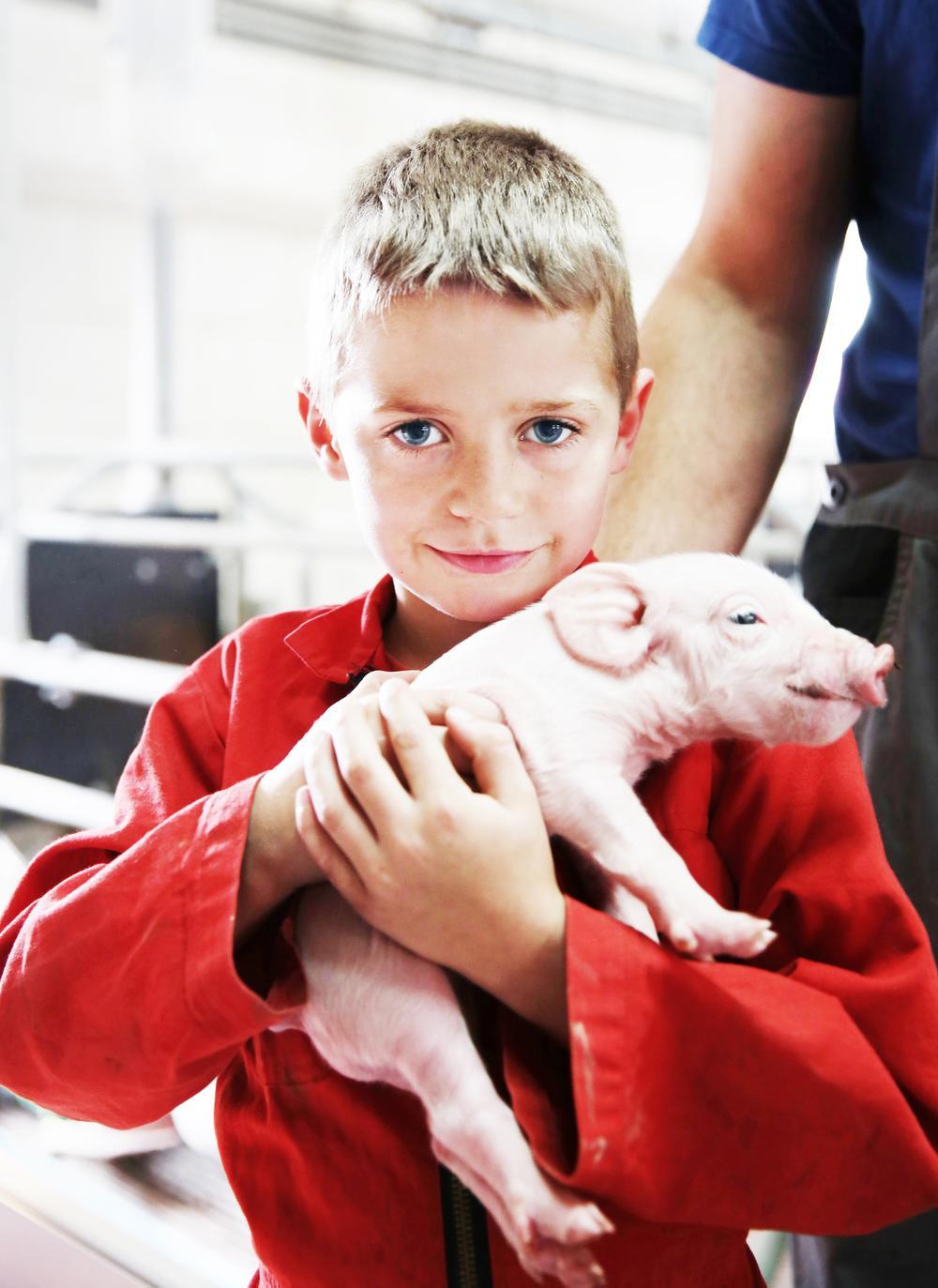 Lander Adriaen, jong maar nu al deel van het familiaal varkensbedrijf en vastbesloten ook in de toekomst als landbouwer een rol te spelen.