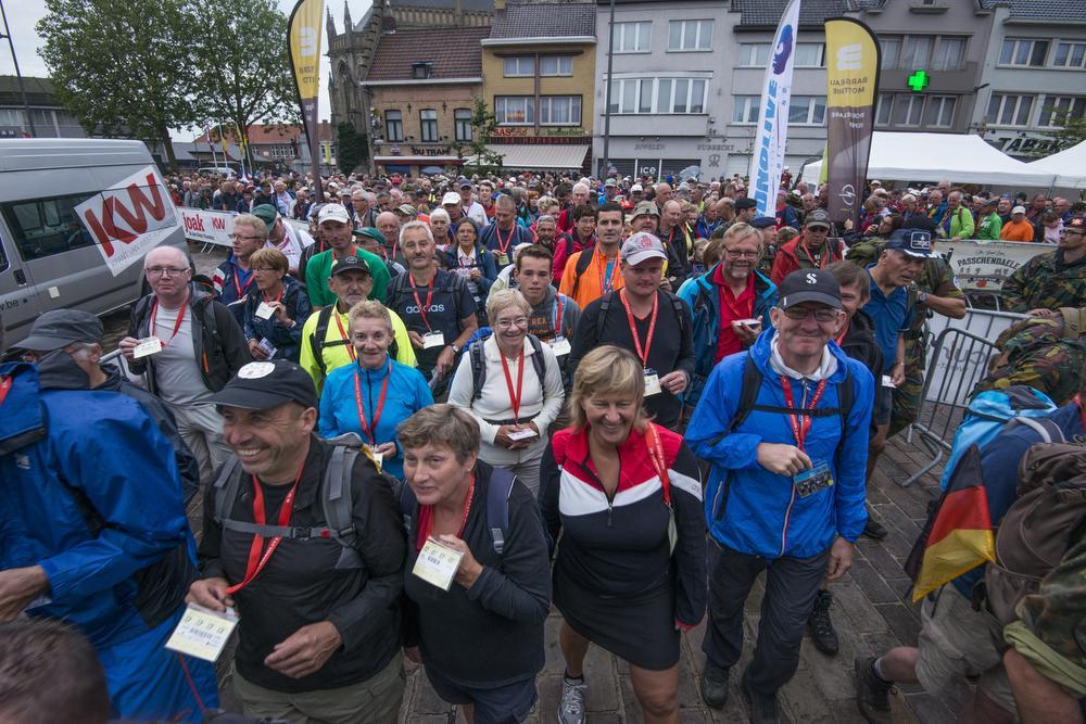 Hopkoningin geeft startschot voor derde dag Vierdaagse van de IJzer