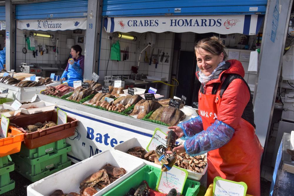 Slenteren langs de kraampjes op de kade van Boulogne-sur-Mer: verser kan vis niet zijn.