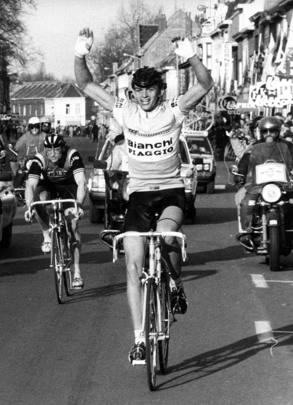 Fons De Wolf versloeg in 1983 Jan Raas in de sprint van Omloop Het Volk. (foto Belga)