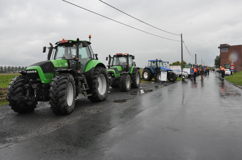 Landbouwers bezetten kruispunten en blokkeren E40 in Middelkerke