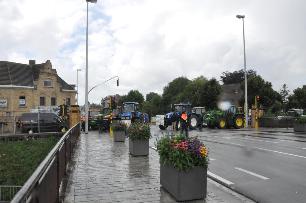 Landbouwers bezetten kruispunten en blokkeren E40 in Middelkerke