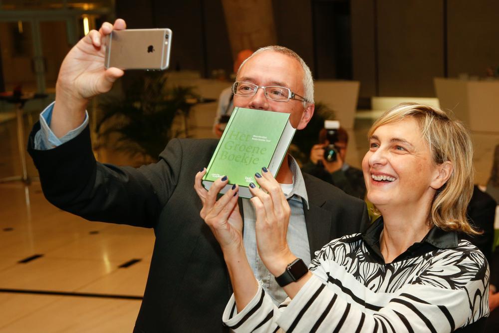 Minister Crevits ontvangt eerste vernieuwde Groene Boekje