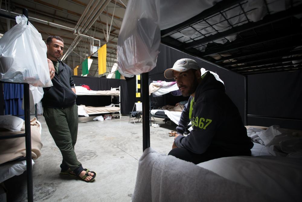 Vluchtelingenkamp in Sijsele officieel geopend, Voorpost voert actie aan toegangspoort