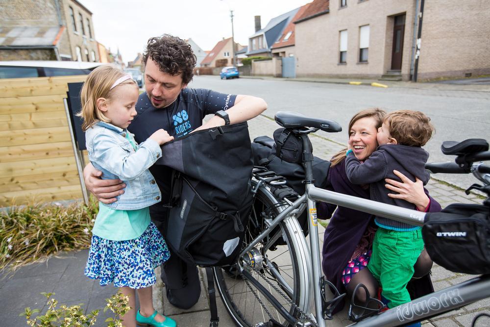 Op paasmaandag vertrok Pieter in Ettelgem; over ruim een maand wachten Inge en hun kinderen Yuna en Lenn hem 3.000 kilometer zuidwaarts op. (Foto Davy Coghe)