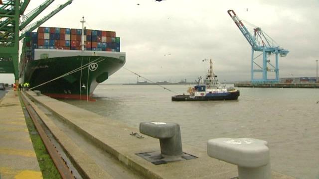 Mega containerschip doet voor het eerst Zeebrugge aan