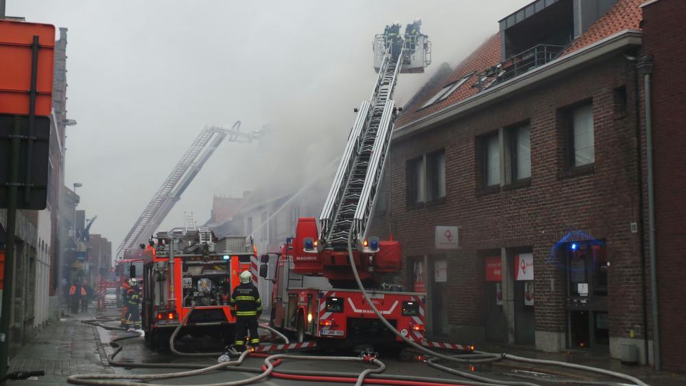 VIDEO Uitslaande brand in winkelpand in centrum Jabbeke