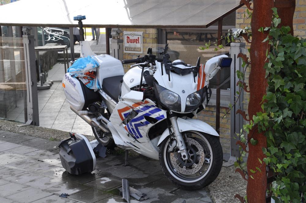 Politiemotor crasht tijdens wielerwedstrijd in Diksmuide, agent zwaargewond