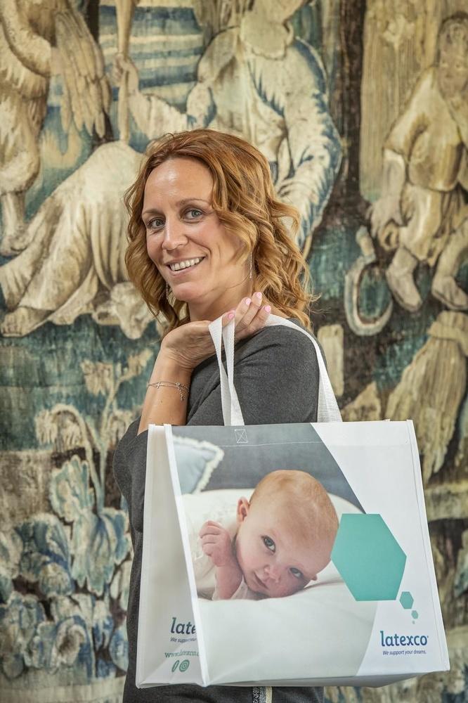 Latexco geeft tijdens de beurs Interzum 2019 in mei in Keulen deze tassen aan zijn klanten: met als model... Louise, jongste telg in de ondernemersfamilie en dochtertje van Carole.