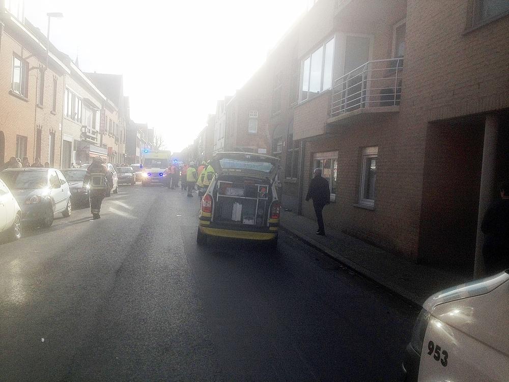 Zondagmorgen is rond 9.30 uur in de Markekerkstraat in Marke een auto ingereden op een groep personen.