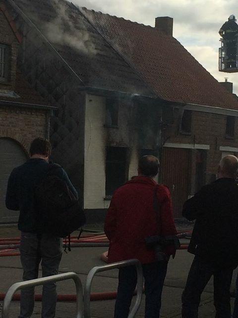 Brand legt woning in Zuienkerke in de as, bewoner gewond naar het ziekenhuis