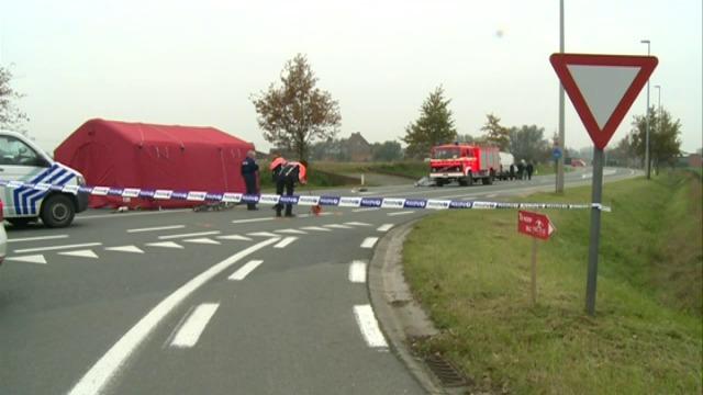 Dode en drie gewonden bij zwaar verkeersongeval op E40 in Oudenburg