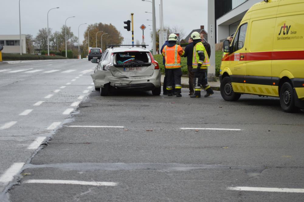 Het ongeval gebeurde op het kruispunt van de Ringlaan en de Sint-Janstraat. (Foto Nele)