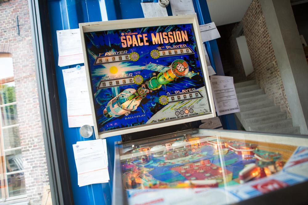 De klassieke pinballmachine Space Mission uit 1976 kreeg een prominente plek in huis.
