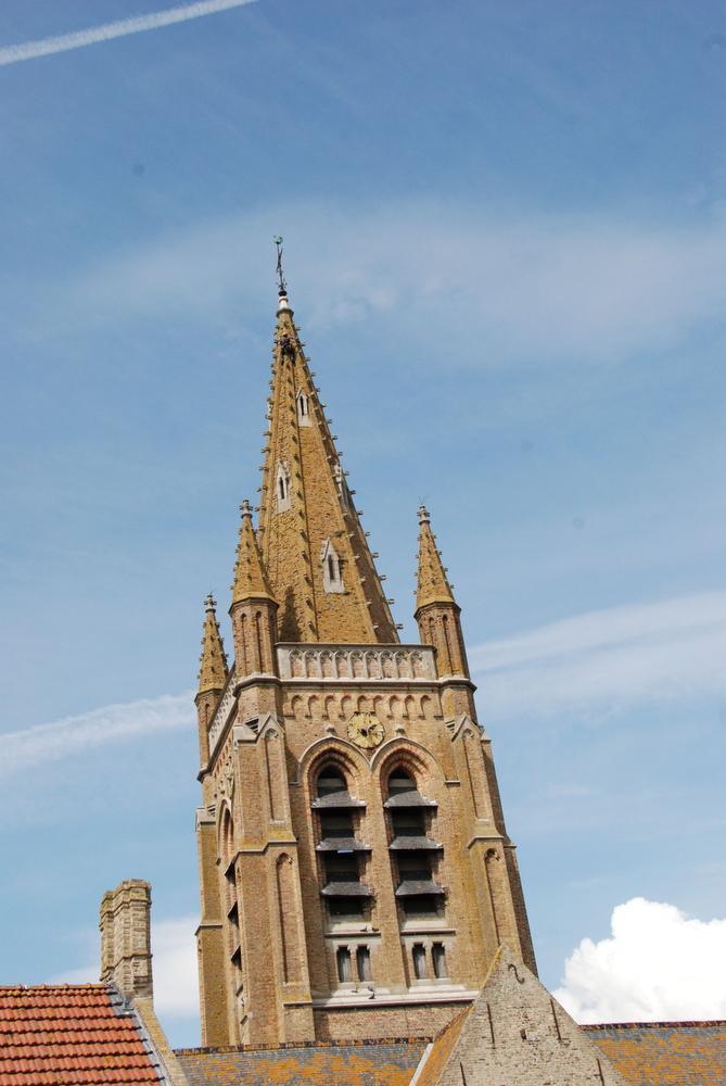 Kraan te duur: acrobaat voert werken aan kerktoren Sint-Pieterskerk in Lo uit
