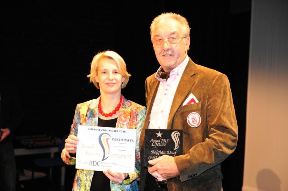 Europees Parlementslid Helga Stevens overhandigt de Lifetime Award aan Jacques Manderick (Waregem).