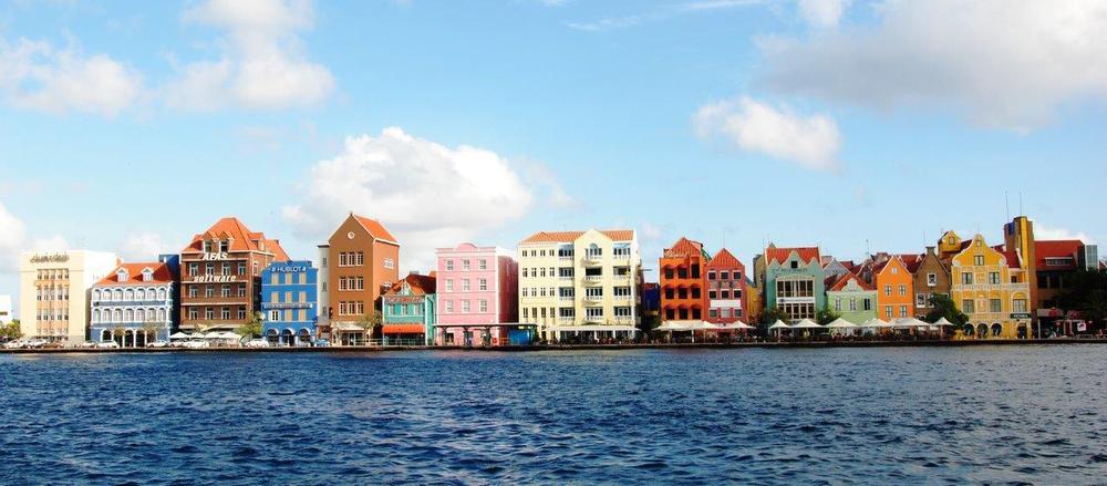 De skyline van Willemstad, het uithangbord van Curaçao.