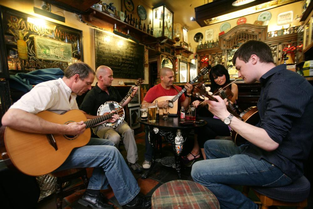 In zowat elke pub wordt er live muziek gespeeld. Bij sessies zoals deze in de Duke of York kan iedereen gewoon beginnen meespelen.