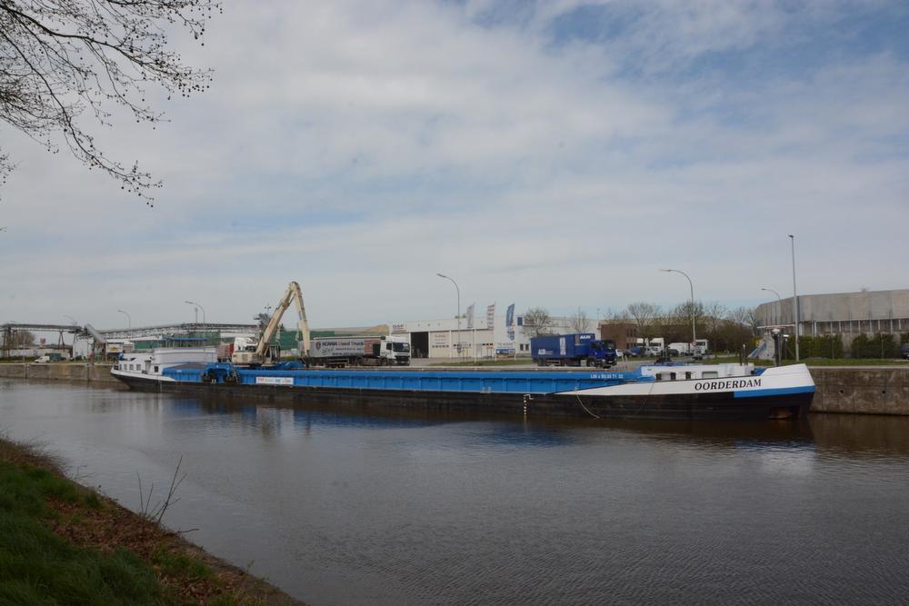 Met de keuze voor de waterwegen, houdt het bedrijf vijftig vrachtwagens uit het verkeer. (Foto Jos)