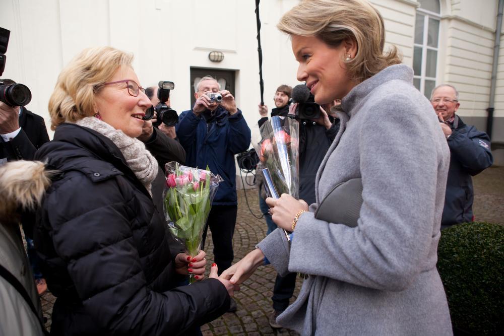 Ingrid Vervaeck uit Wielsbeke had bloemen mee voor de koningin.