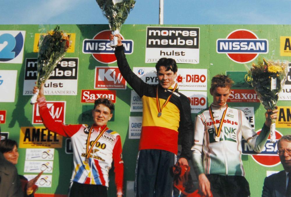 In januari 1998 werd Kurt Rogiers in Ruddervoorde-Baliebrugge Belgisch kampioen veldrijden bij de nieuwelingen door Bart Aernouts en Wim Heysn achter zich te laten. (Foto repro Coghe)