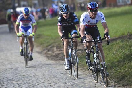 Geraint Thomas wint E3 Harelbeke, Fabian Cancellara valt en is out voor Ronde en Roubaix
