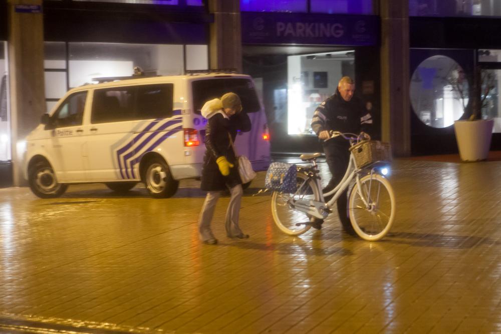 Opmerkelijk: een attente agent schiet een vrouw te hulp op de Zeedijk van Oostende en helpt haar even met de fiets tegen de wind in te beuken.
