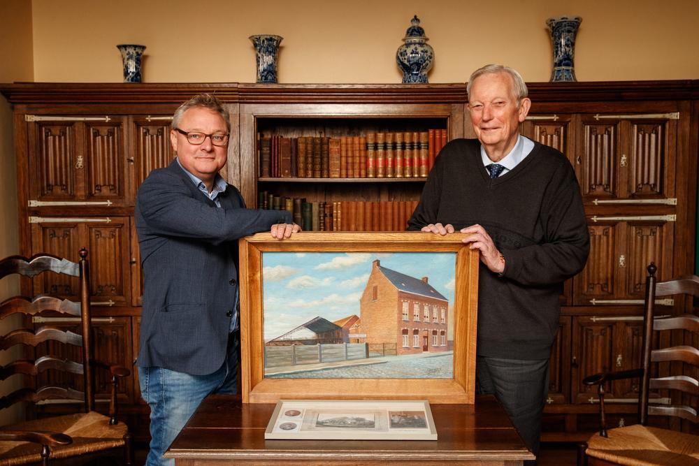 Benedict Wydooghe en Brand Perneel bij een schilderij van de ouderlijke woning van Brand Perneel.