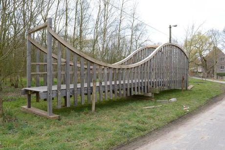 Gigantische brug voor Rhodesgoed wordt op spectaculaire manier vervoerd in Roeselare