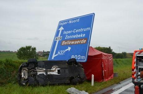 Verkeersongeval op A19 in Zonnebeke eist een leven