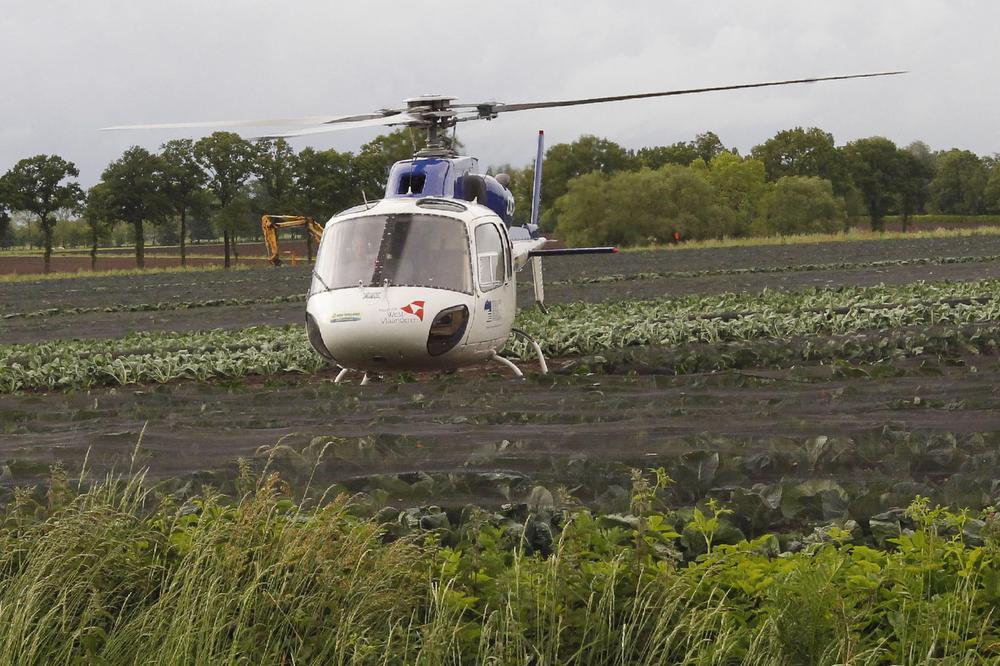 De MUG-helikopter raakte op de akker in een groot net verstrikt en kon niet direct meer opstijgen.