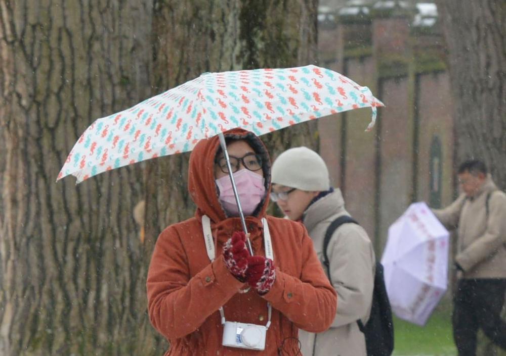Is deze Japanse toeriste beducht voor de smog in Brugge?