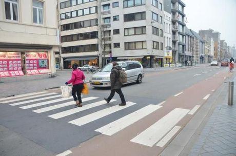 Taxibestuurster onder invloed maait voetganger van zebrapad in Oostende