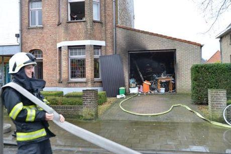 Brandweer voorkomt dat garagebrand in Assebroek erger veroorzaakt