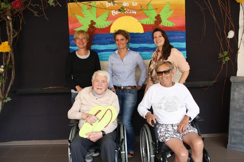 FOTO : Griet Delahousse, Caroline Dewaele, Samira Ezzine samen met de bewoners Rene Lefebvre en Roger Vermeersch.