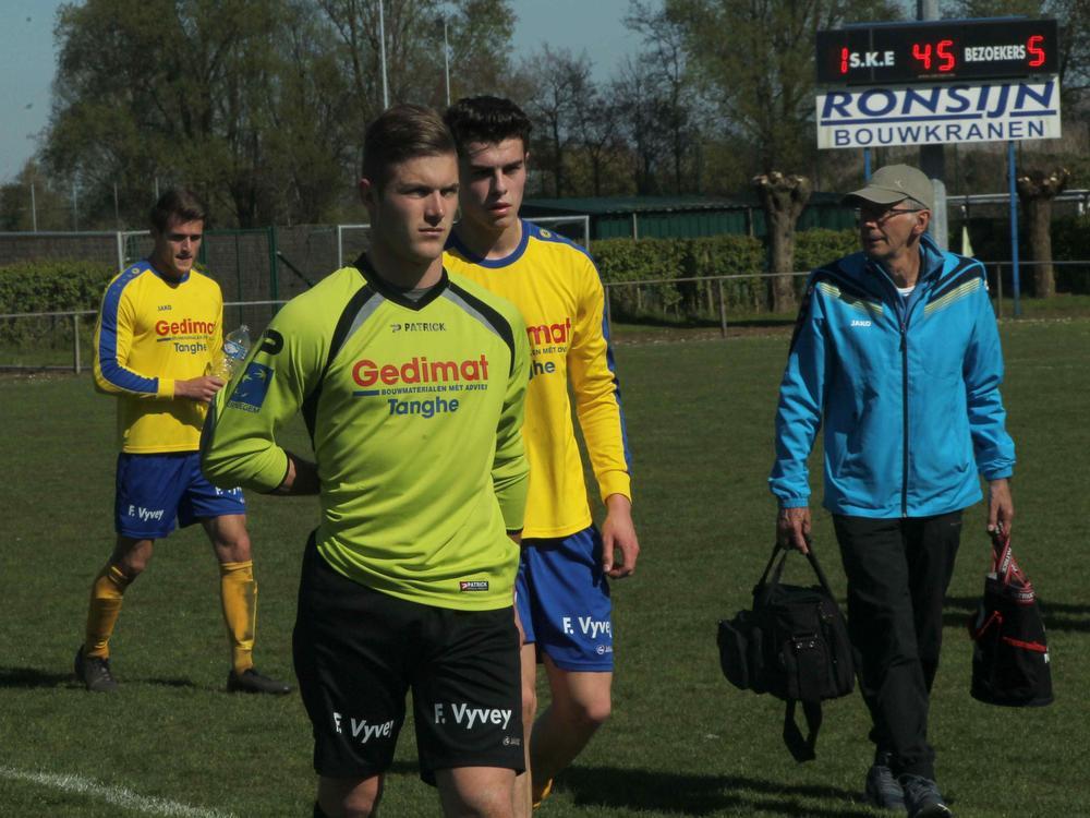 Doelman Sibe Van Hullebus verlaat ontgoocheld het veld na een zware 1-5 nederlaag.