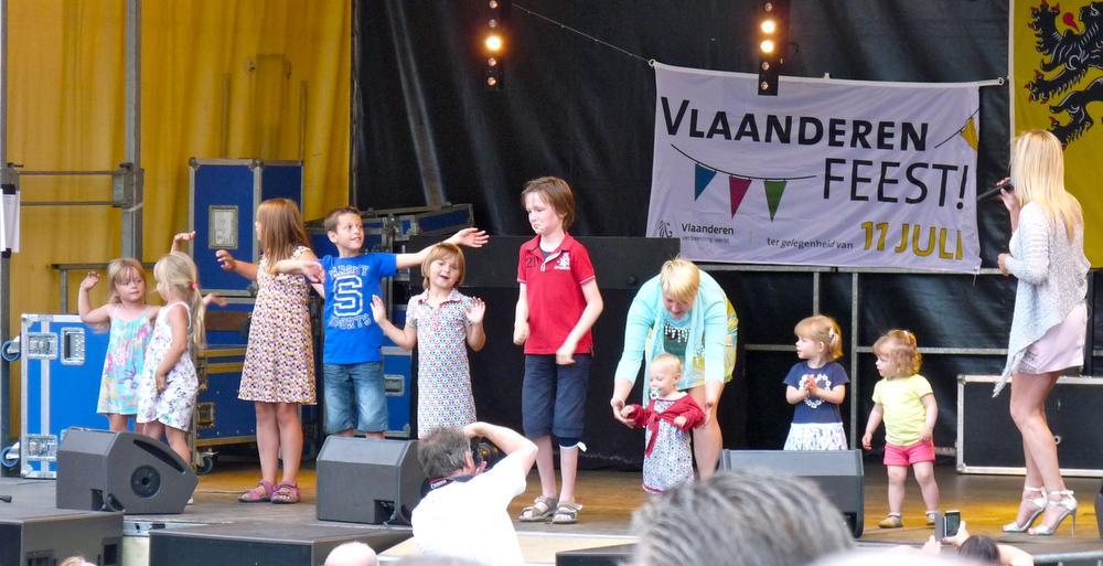 De lokale jeugd verdringt zowaar Laura Lynn naar de achtergrond op het podium.