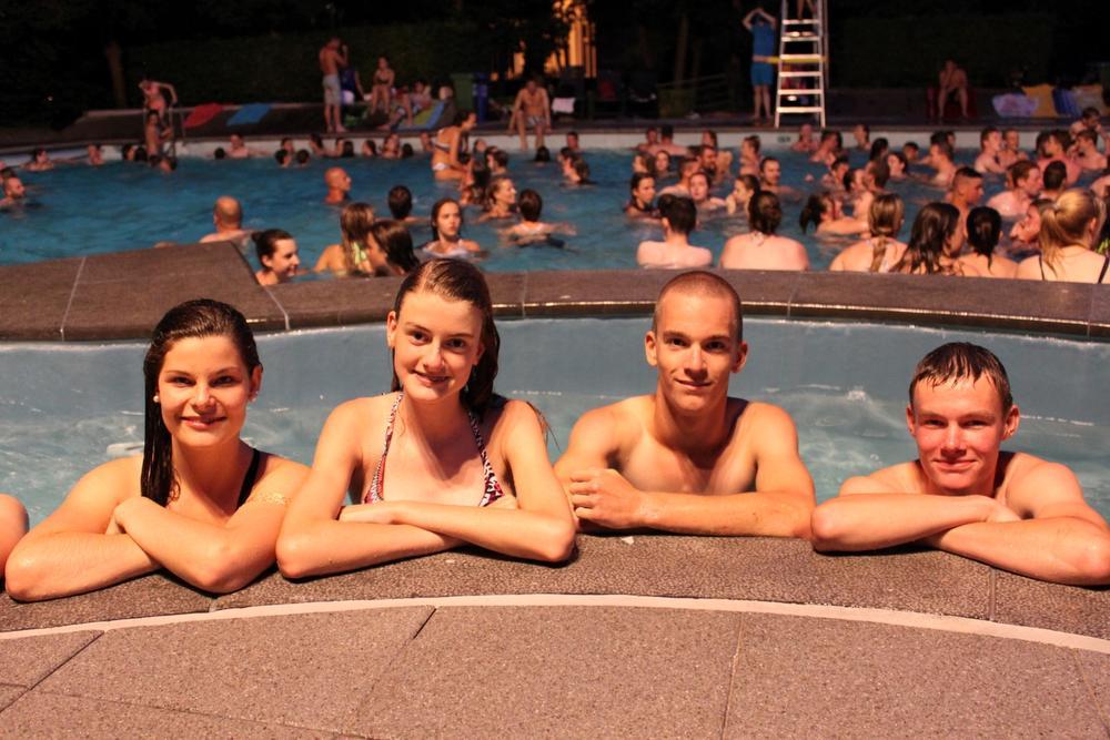 600 zwemmers vinden verkoeling tijdens nachtzwemmen in Wielsbeke