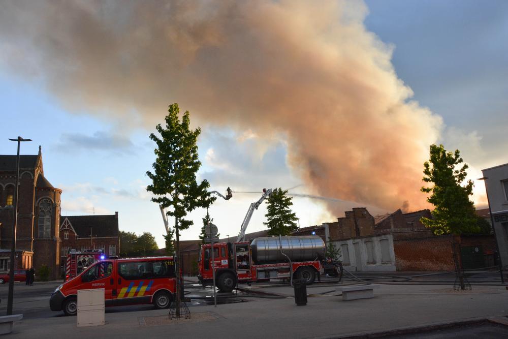 Meer dan 100 brandweerlieden bestrijden grote bedrijfsbrand net over de grens bij Wervik 