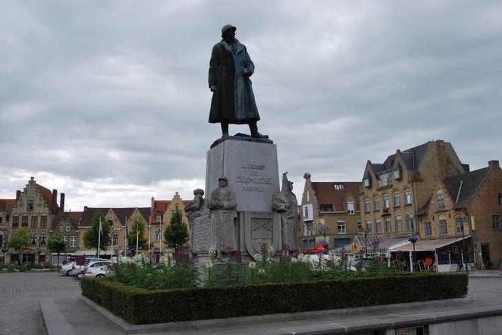 Frans Saint-Germain stelde voor om het standbeeld te vervangen door een fontein.