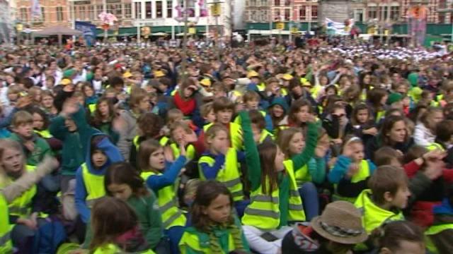 3700 kinderen omarmen de aarde op de Markt in Brugge